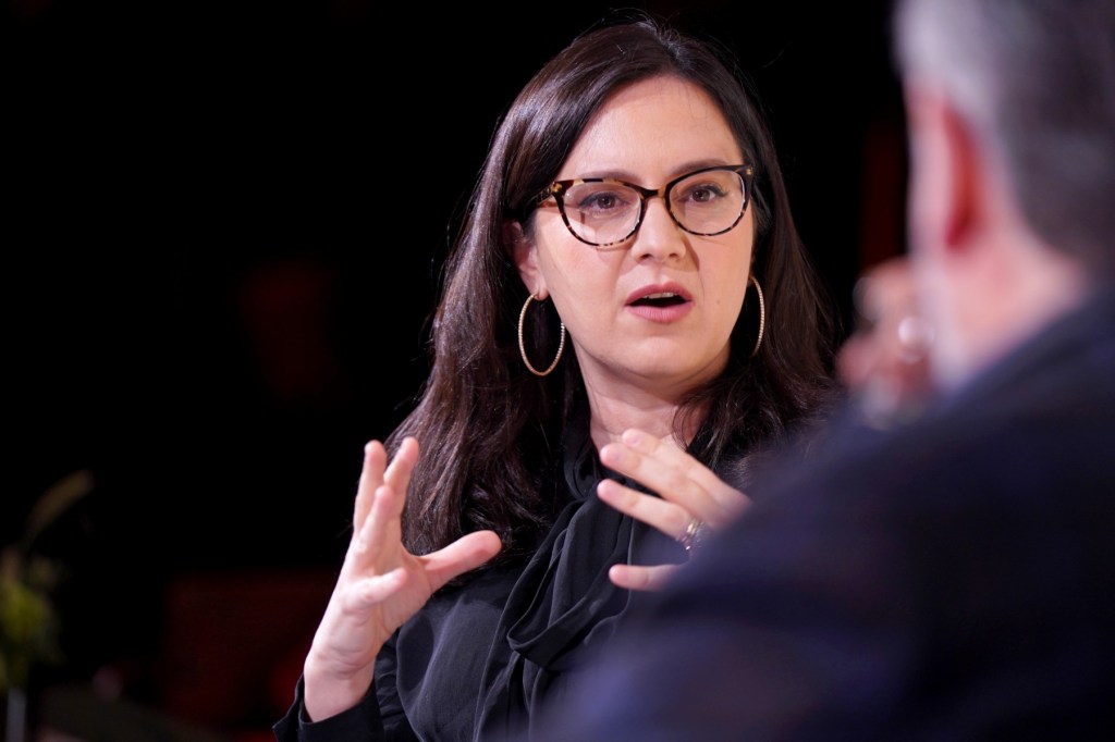 CBS News va fermer son service d'informations radiophoniques sous la direction de Bari Weiss