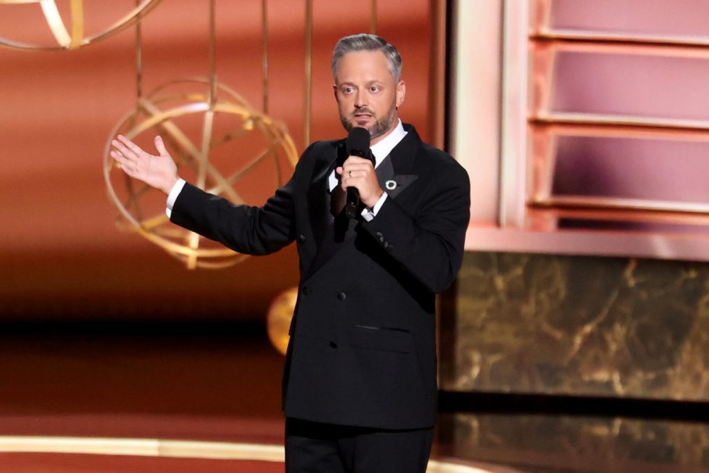 Nate Bargatze prolonge son marathon en tête du classement mensuel de la comédie