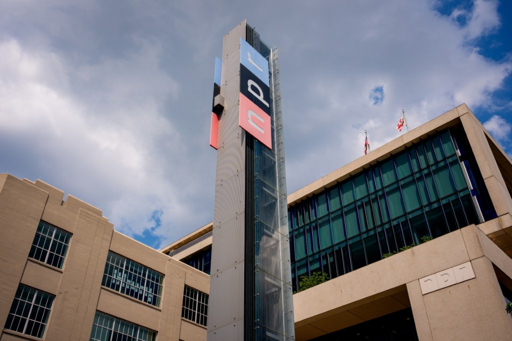 L'ordre de Trump visant à couper le financement de NPR et PBS bloqué par un juge fédéral américain