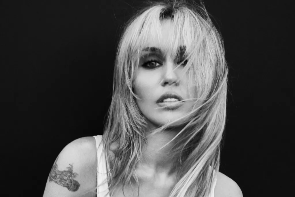 « Je vis tout ce que j’ai toujours voulu » : Miley Cyrus fait son retour sur scène, à ses conditions