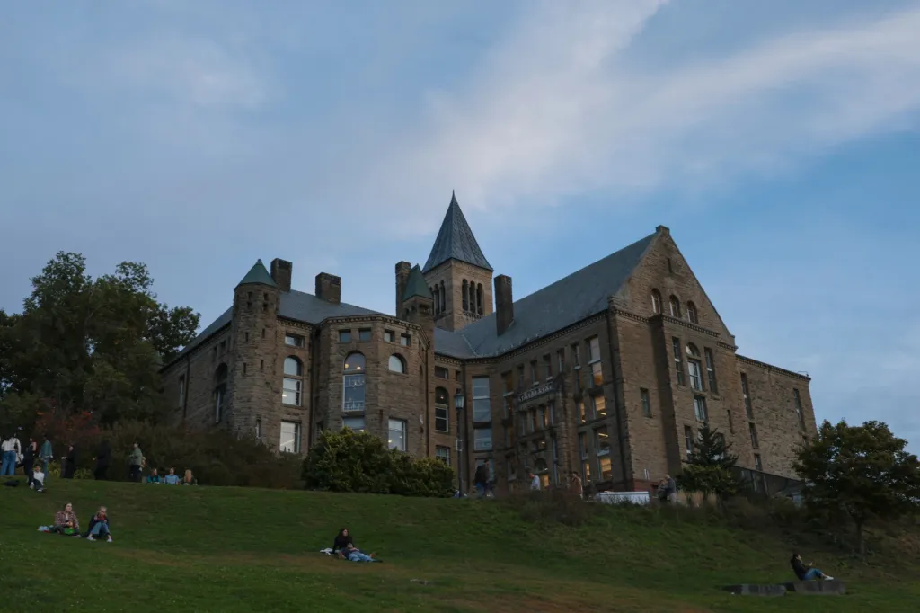 L'Université Cornell annule le concert de Homecoming suite aux retombées d'une affaire d'agression sexuelle.